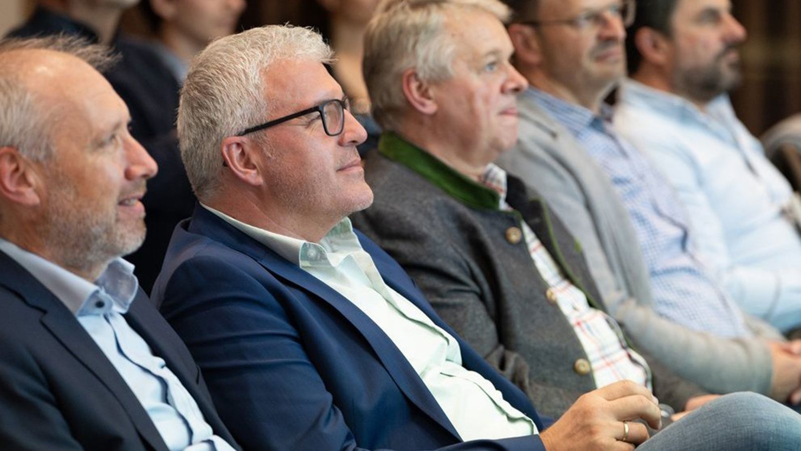 Teilnehmer verfolgen aufmerksam den Vortrag beim Wirtschaftstreffen