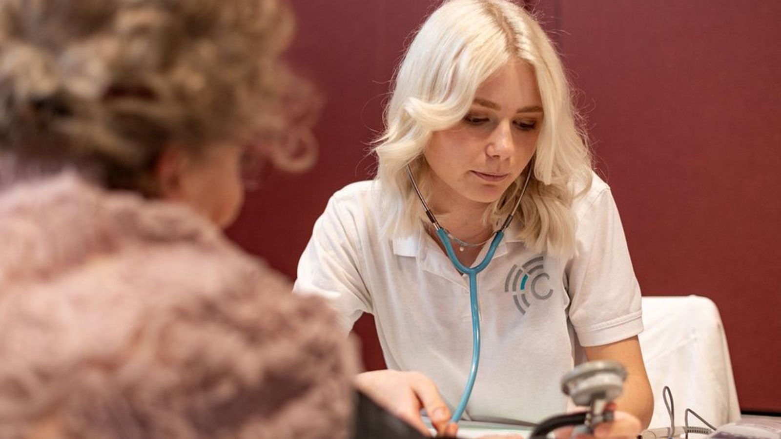 Blutdruckmessung einer Patientin im Rahmen der Gesundheitswoche