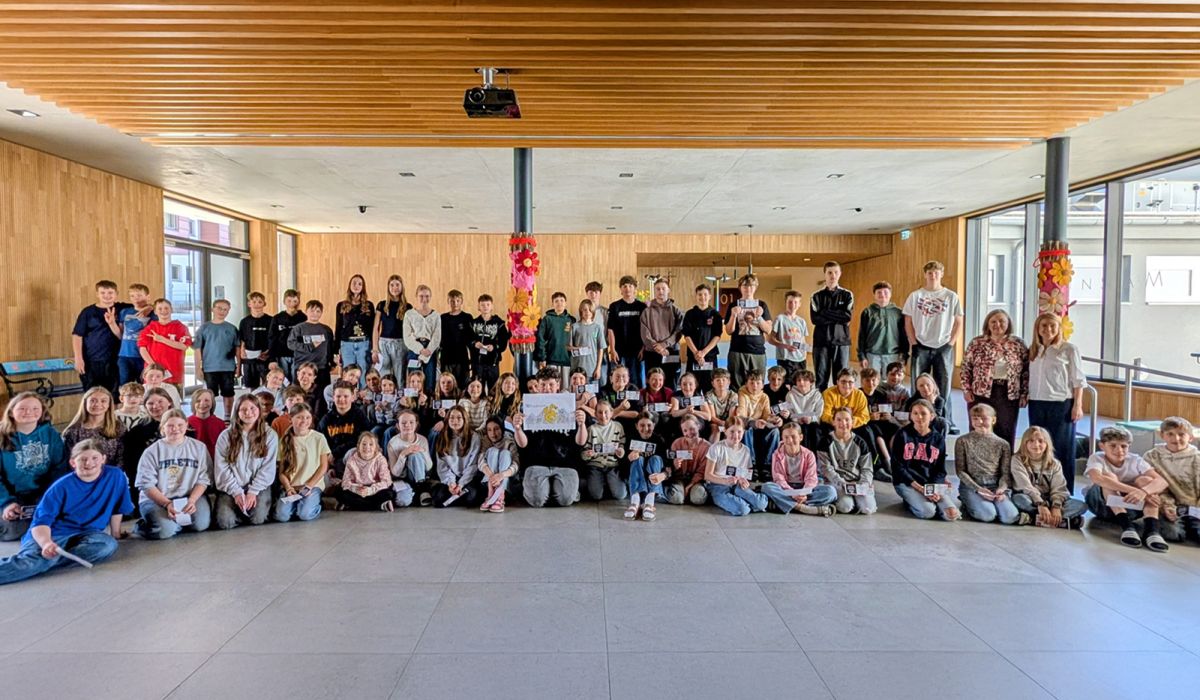 Teilnehmende Schülerinnen und Schüler des Drachentaler-Zeichenwettbewerbs im Foyer der MMS Wildschönau