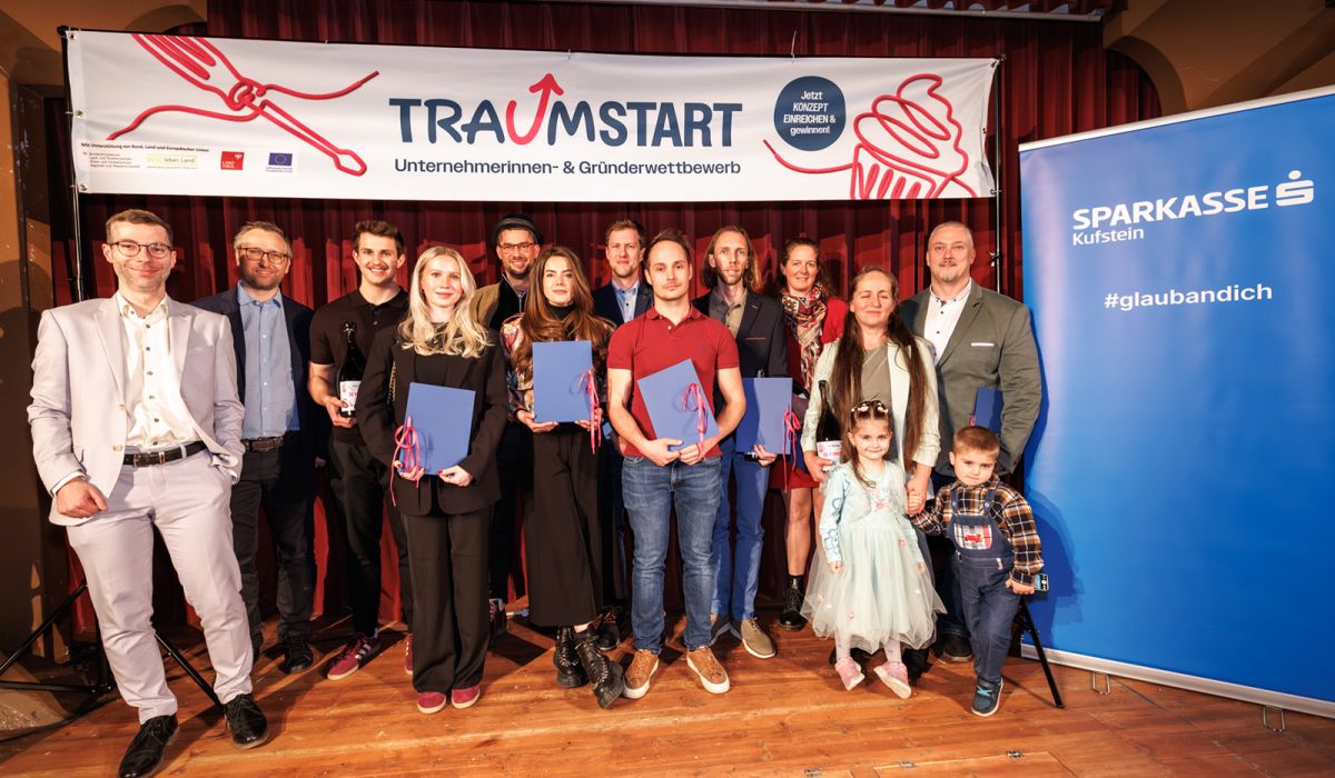 Gewinnerinnen und Gewinner des Traumstart Gründerwettbewerbs bei der Preisverleihung