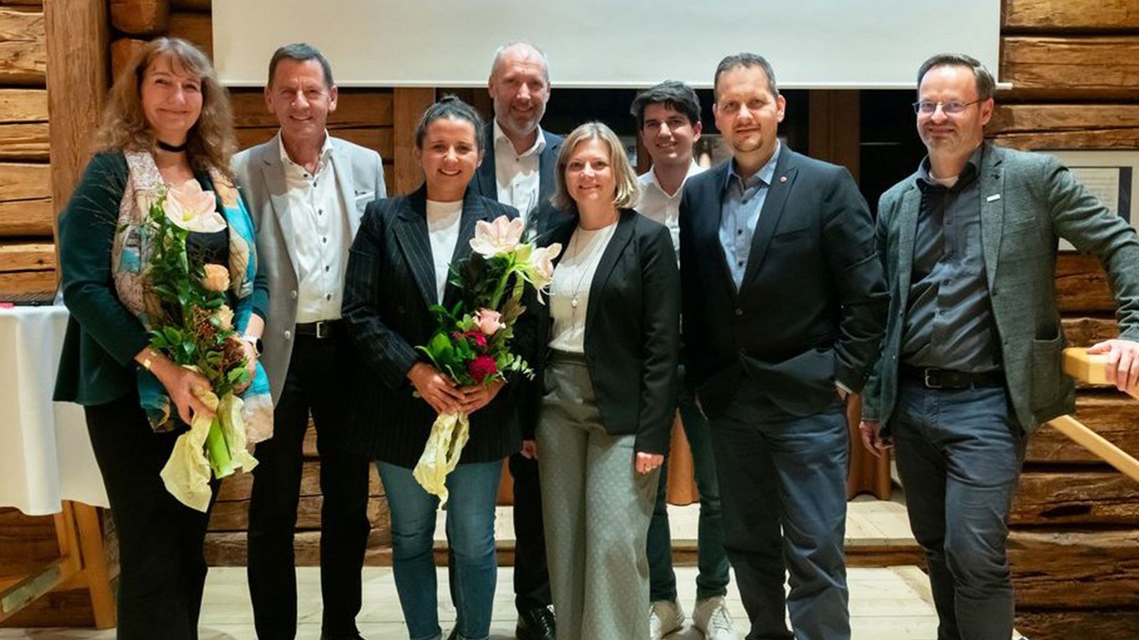 Gruppenfoto der Referent:innen und Teilnehmer:innen beim 2. Wirtschaftstreffen