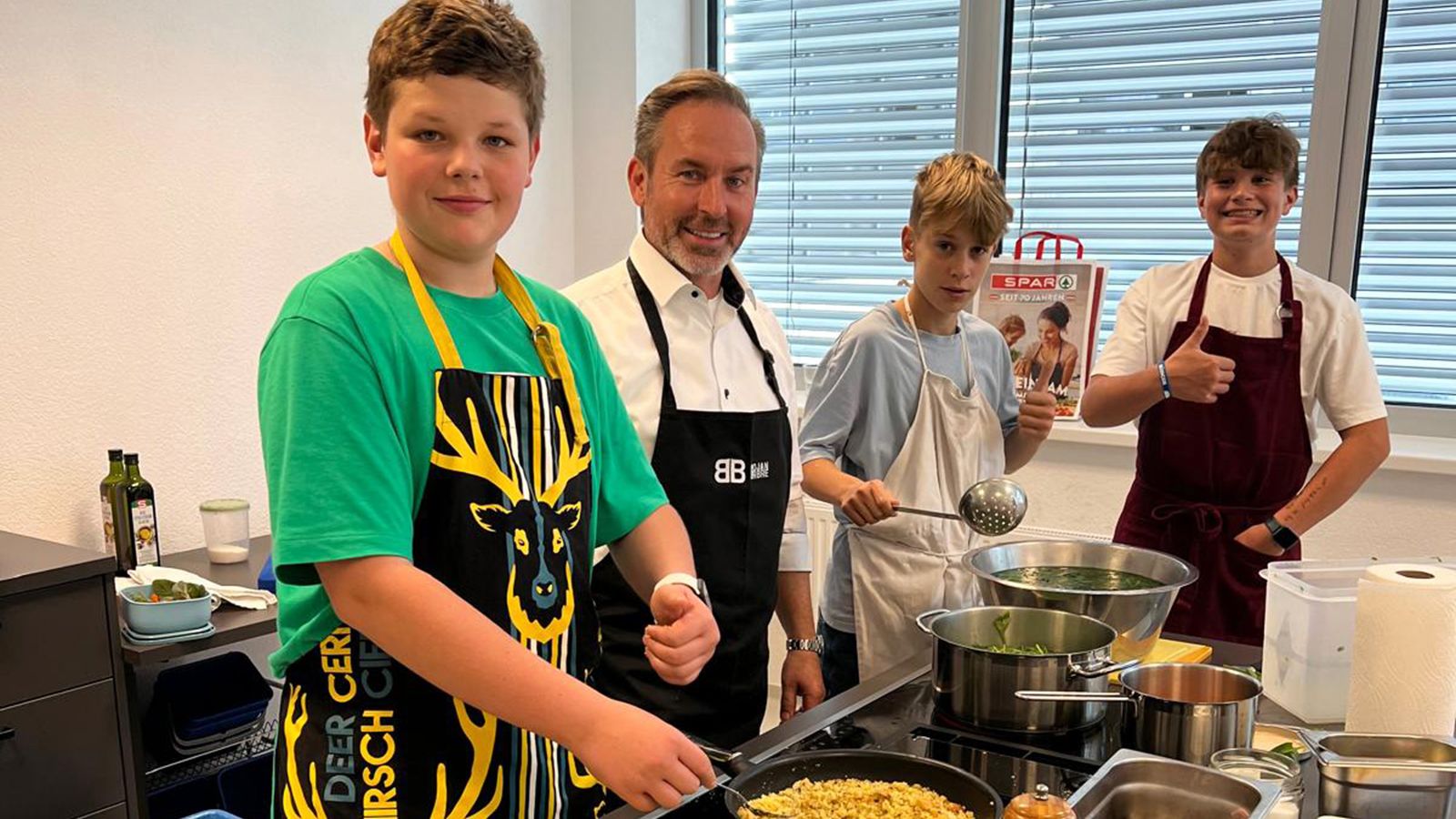 Jugendliche beim gemeinsamen Kochen im Kochunterricht mit Profikoch Bojan Brbre